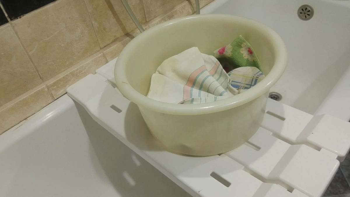 1 пузырёк в таз при замачивании: пожелтевший тюль станет снова белее первого снега