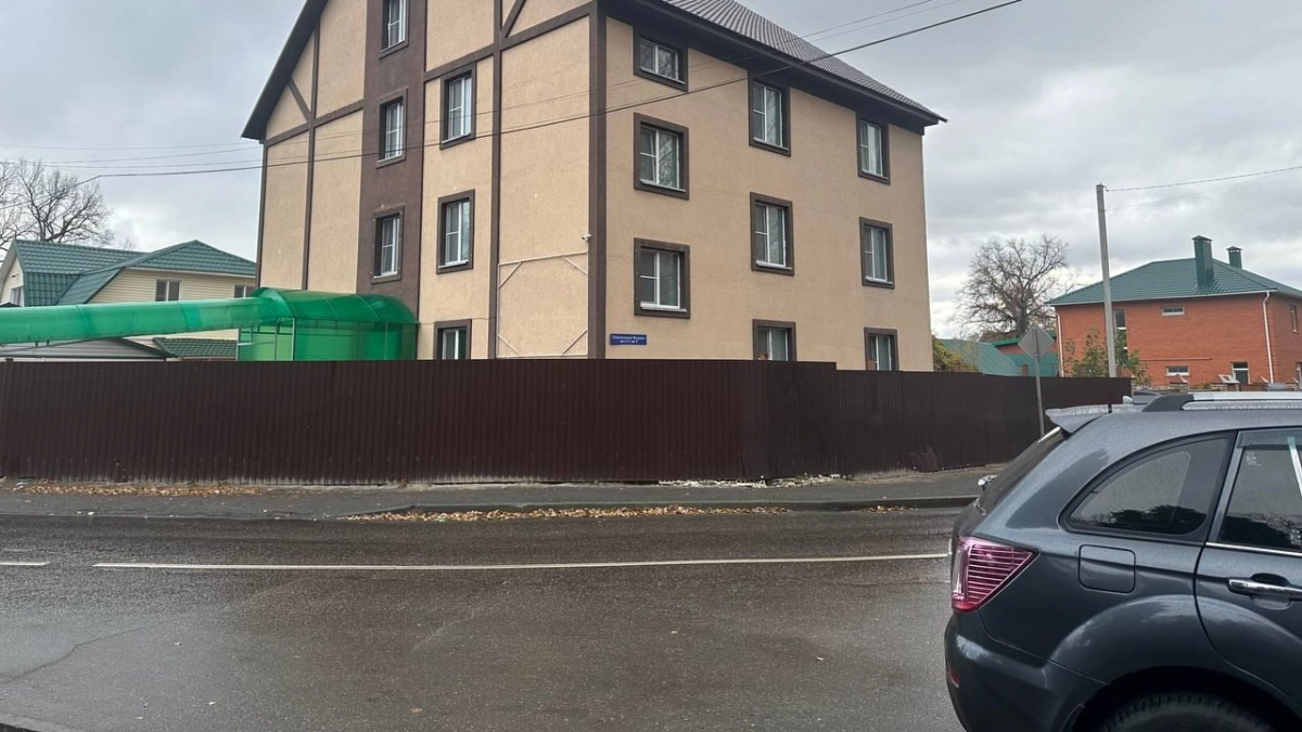 Заборы из профлиста— на свалку: 3 трендовые идеи от топовых дизайнеров для дачного участка в 2026 году