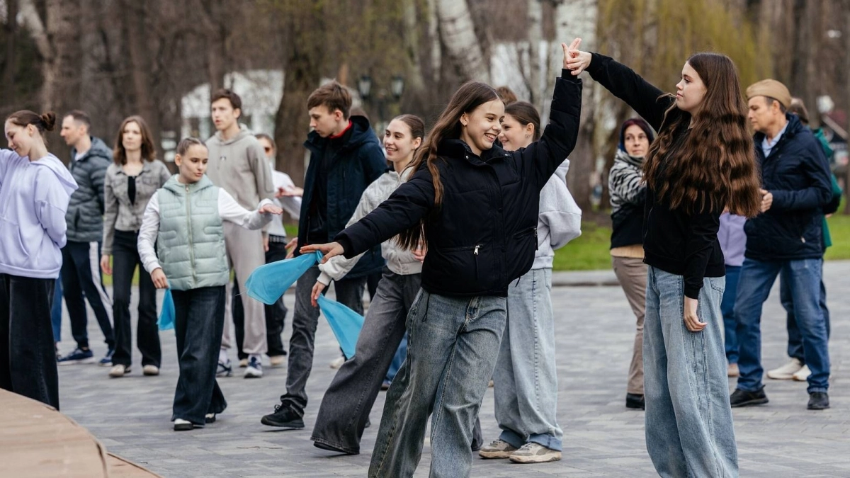 Липецкие горожане разучивают вальс ко Дню Победы