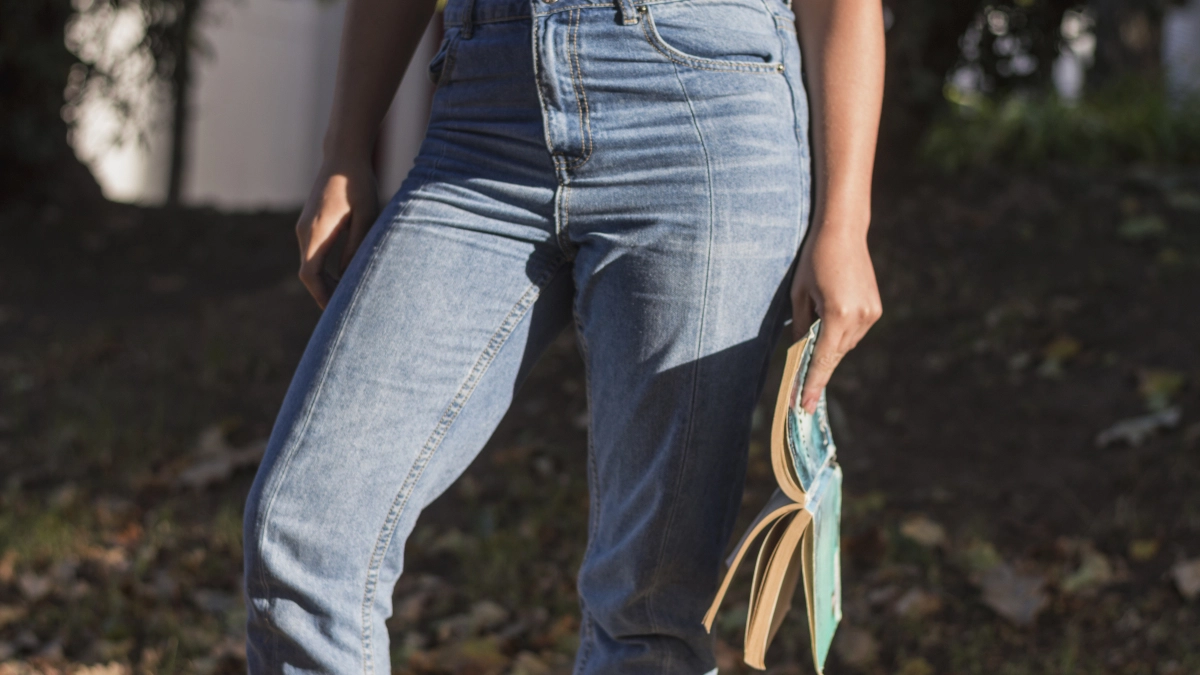 Джинсы, которые визуально приподнимают фигуру: тренд сезона-2026 и его главные правила