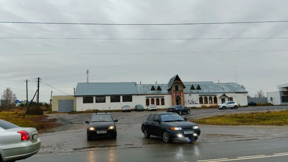 Красный сигнал и стрелка направо: в каких случаях разрешено не поворачивать, а стоять на месте