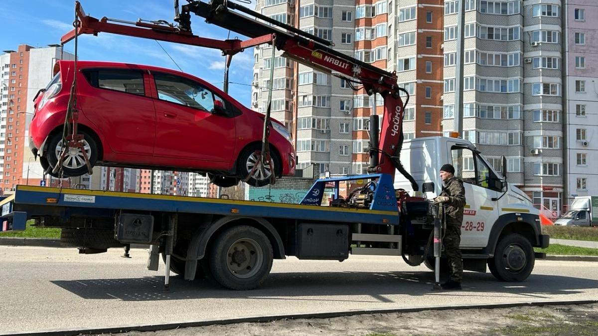 Рейд на улице Белана выявил десятки нарушителей парковки