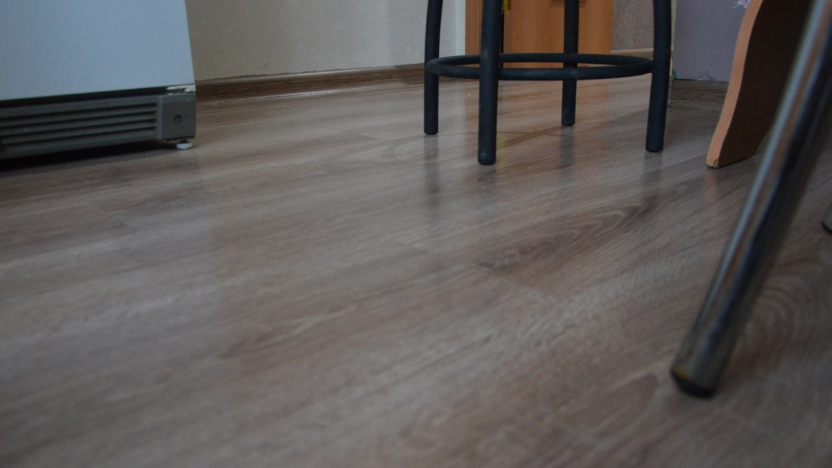 Вливаю 1 стакан в воду для уборки — пол блестит, пыль не прилипает, и всё это без дорогих средств