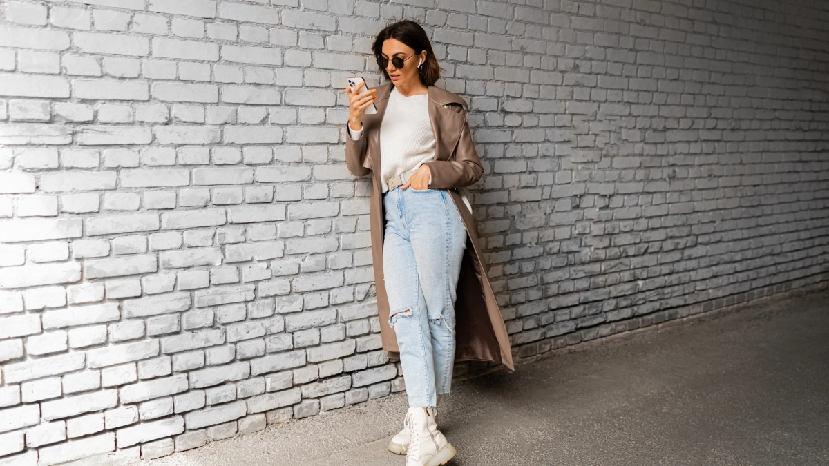 Какие джинсы купить на лето 2026: 5 трендовых оттенков денима от голубого до серого