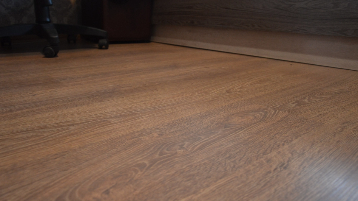 Ламинат и линолеум больше не в тренде: умные хозяева выбирают новый «вечный» пол - не боится воды и выглядит дорого