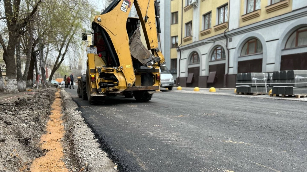 На улице Литаврина меняют асфальт и бордюры
