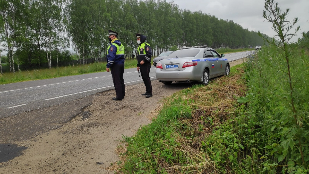 Нужно ли показывать документы инспектору ГАИ, если водитель вышел из машины и идет по парковке