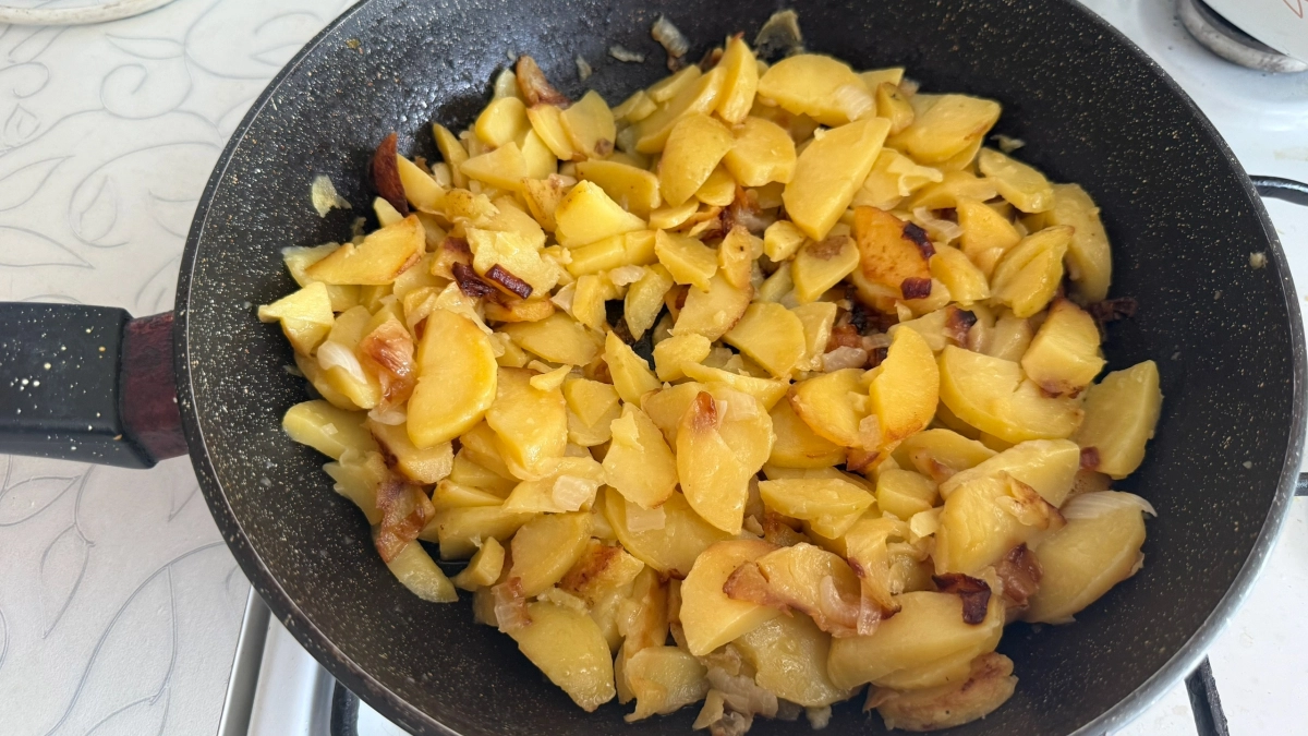 Тёща раскрыла секрет идеальной жареной картошки: теперь она золотистая и хрустящая, а не разваливается в кашу