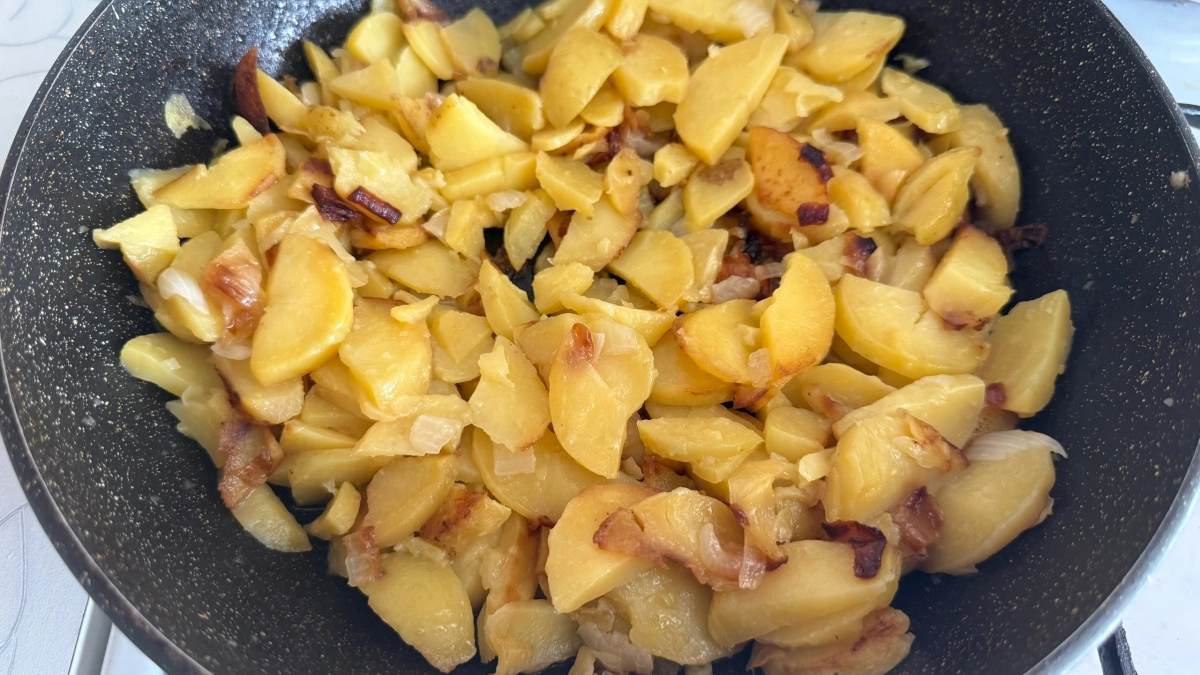 Про масло давно забыла: вот на чем стоит жарить картошку до хрустящей корочки — секрет 3 ложек