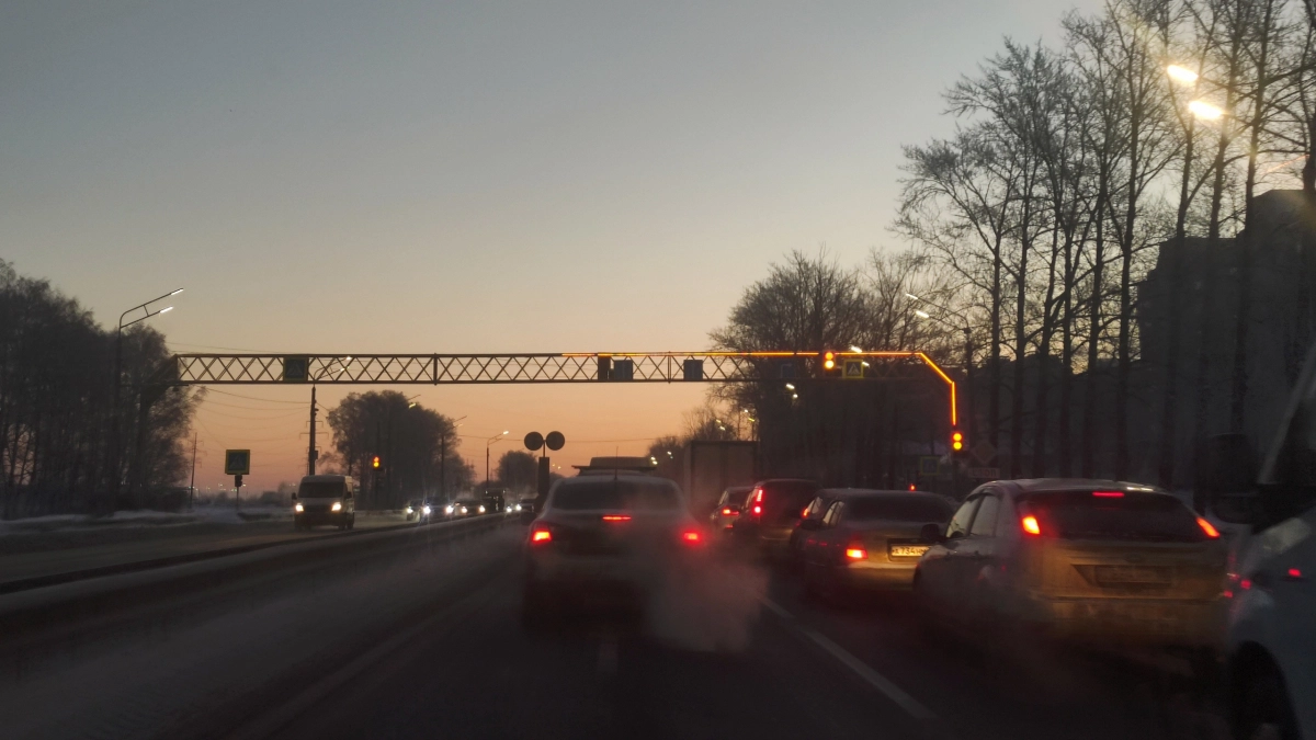 Зеленая стрелка горит, а вам прямо: можно ли стоять и ждать или обязаны повернуть