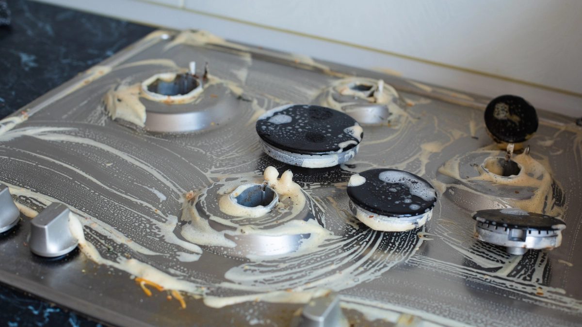 Даже духовка с вековым налётом отмывается за ночь: 4 народных средства против старого жира