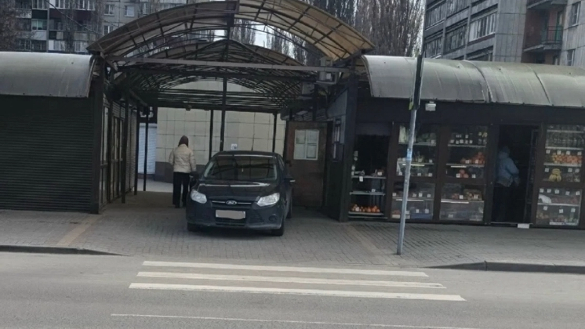 Липецкого водителя оштрафовали за парковку на тротуаре благодаря фото в соцсетях