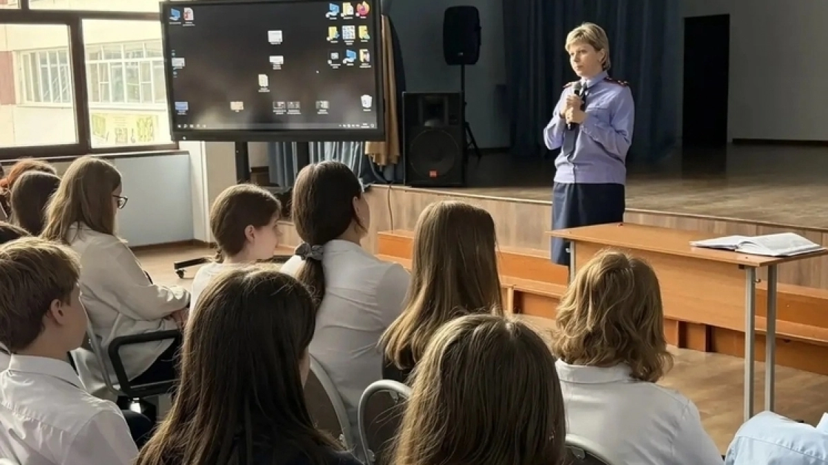 Сотрудники СК провели для липецких гимназистов урок по противодействию вербовке в экстремисты