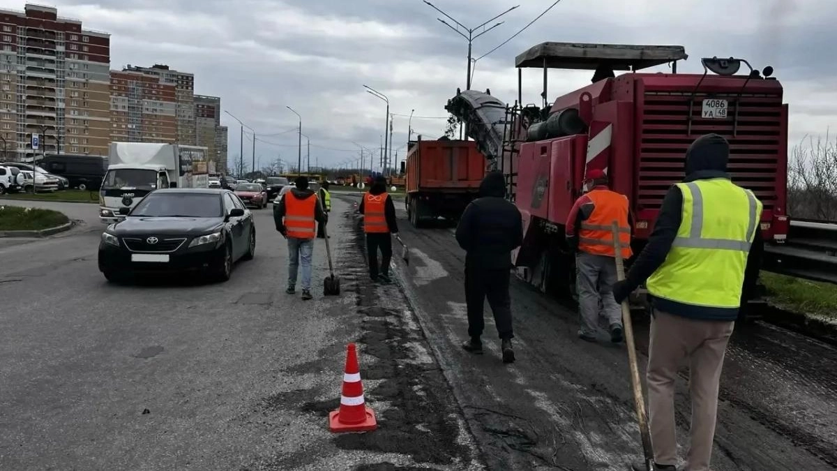 На Елецком шоссе начали снимать асфальт