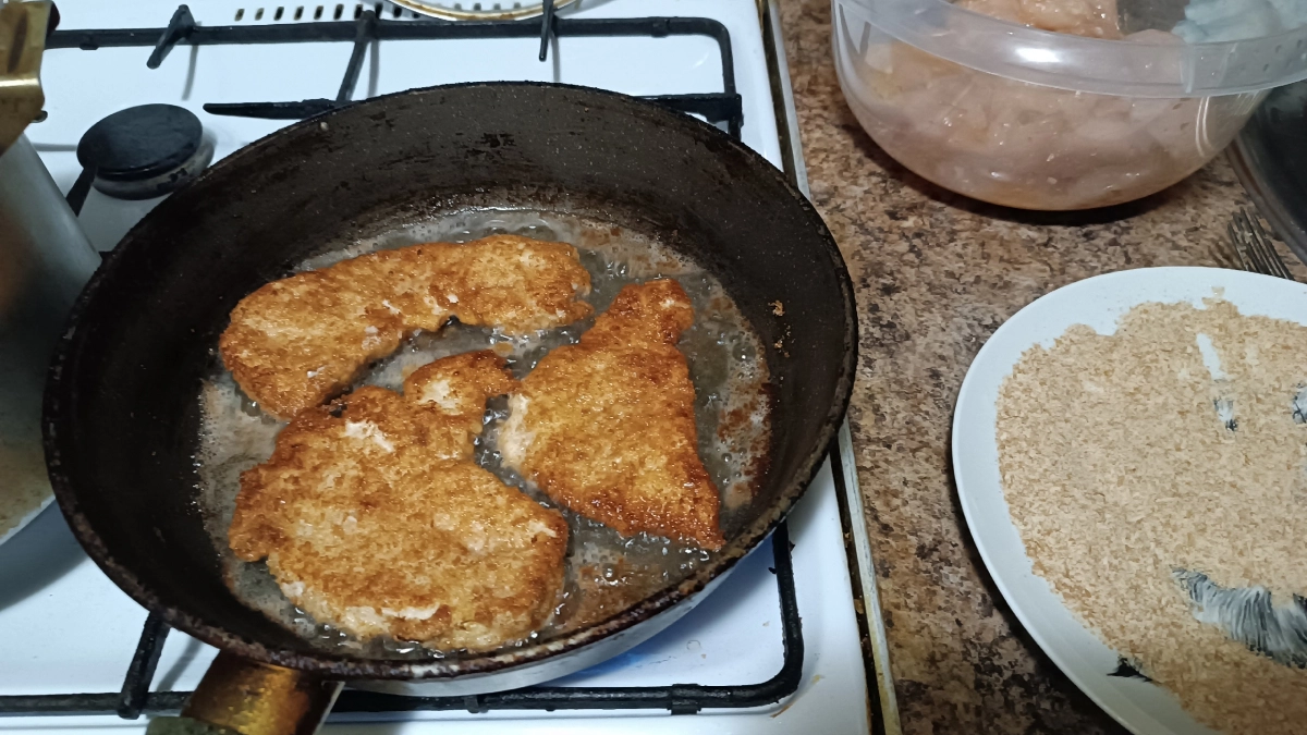 Почему курица варится, а не жарится: 3 распространенные ошибки – объясняет шеф-повар 