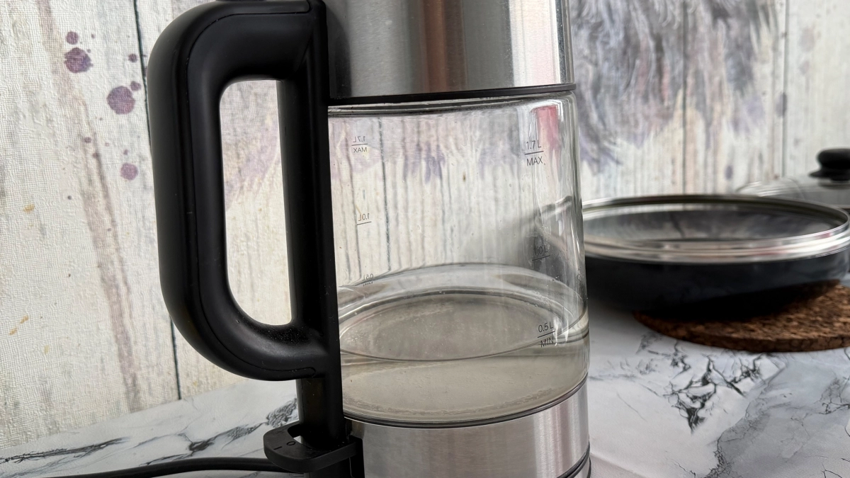 Не лимонка, не сода и не соль: от накипи в чайнике есть средство в 10 раз лучше - делюсь лайфхаком