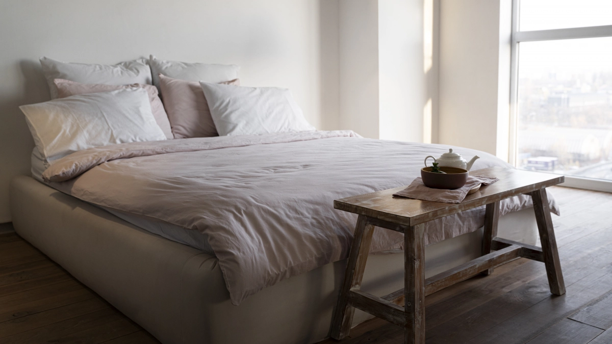 Затхлость больше не появится в спальне: 3 приёма — и простыни запахнут цитрусом, как в номере