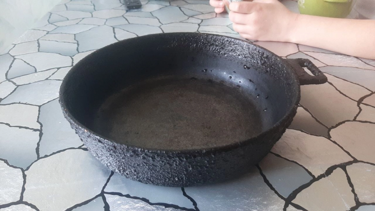 На моей кухне посуда блестит как новенькая: ресторанный способ мытья жирных сковородок без химии