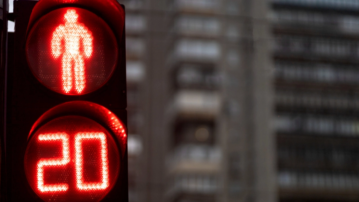 Светофор рухнул на людей на улице Водопьянова