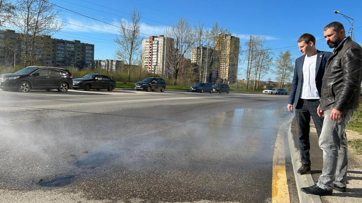 На улице Бехтеева два месяца течёт питьевая вода из-под асфальта
