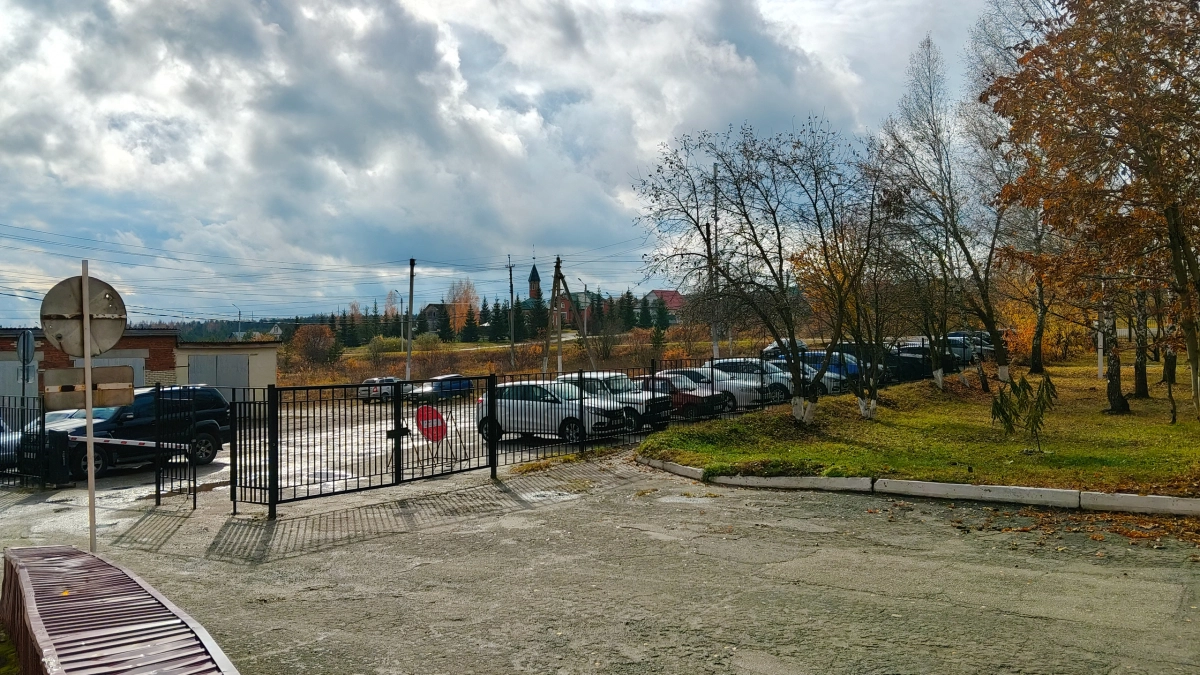 Верховный суд поставил точку: чьи права на парковку во дворе главнее и можно ли ставить цепочки и столбики