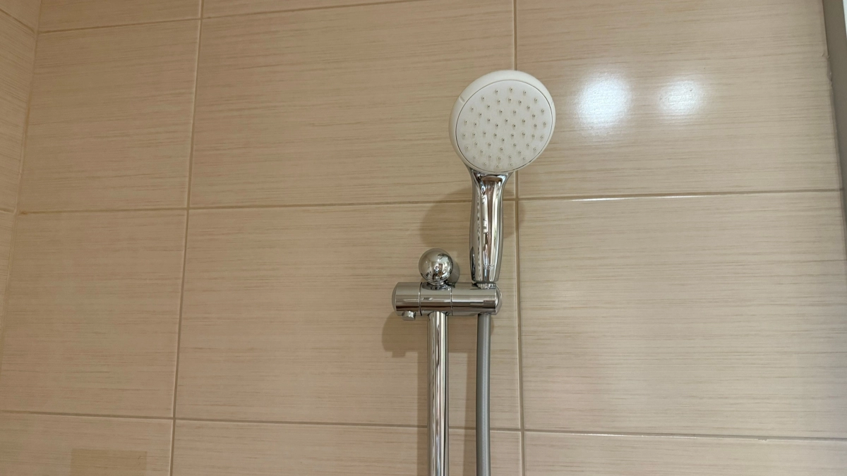 Душевые кабины вышли из моды: дизайнеры возвращают советские стеклоблоки