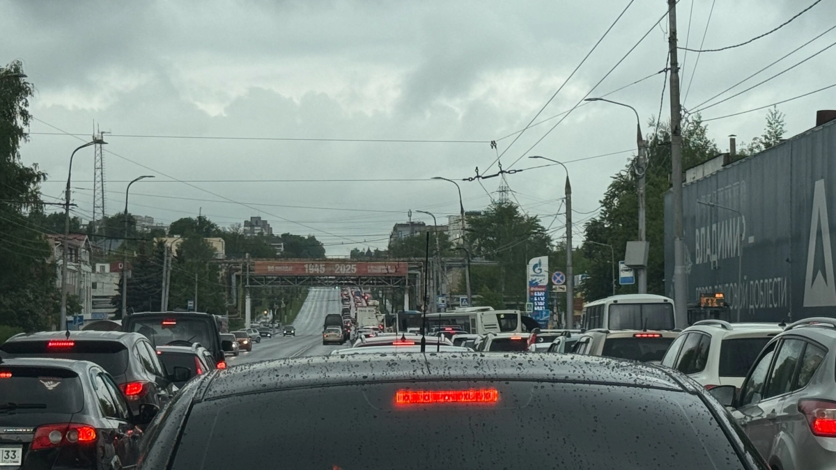 Инспекторы ГАИ начали штрафовать водителей за остановку в дорожной пробке: как этого избежать