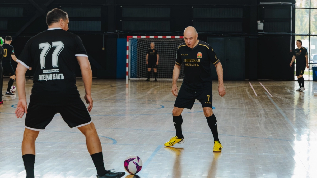 Звёзды «Титанов» приехали в Елец и проиграли чиновникам в футбол
