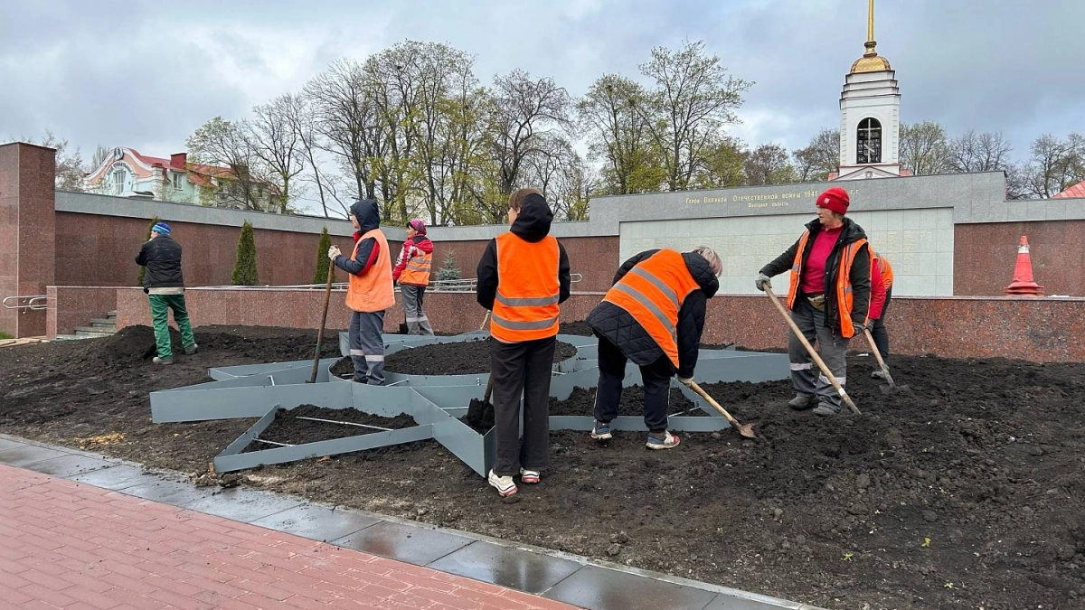 «Зеленхоз» готовит цветы на площади Героев к Дню Победы