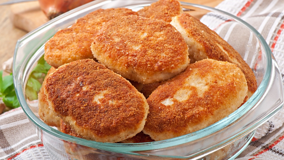 Подсмотрела рецепт "необычно вкусных" котлет у знаменитого повара: теперь родные просят готовить только так - секрет в пропорции