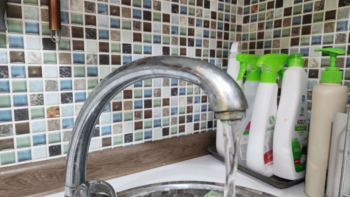 Забудьте про кувшины: как улучшить воду из-под крана до артезианской старым бабушкиным методом