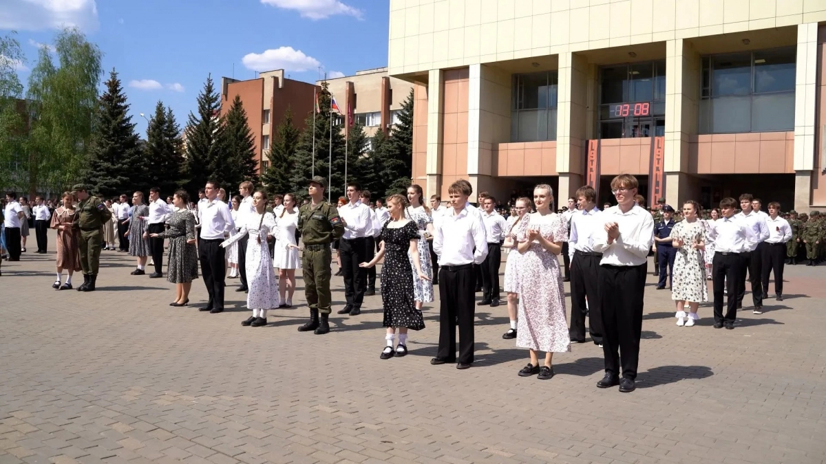 В ЛГТУ прошёл Вальс Победы с космонавтом и замгубернатора