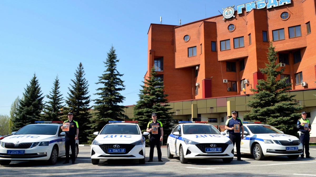 Липецкие автоинспекторы в Добринке присоединились к акции «Бессмертный автополк»