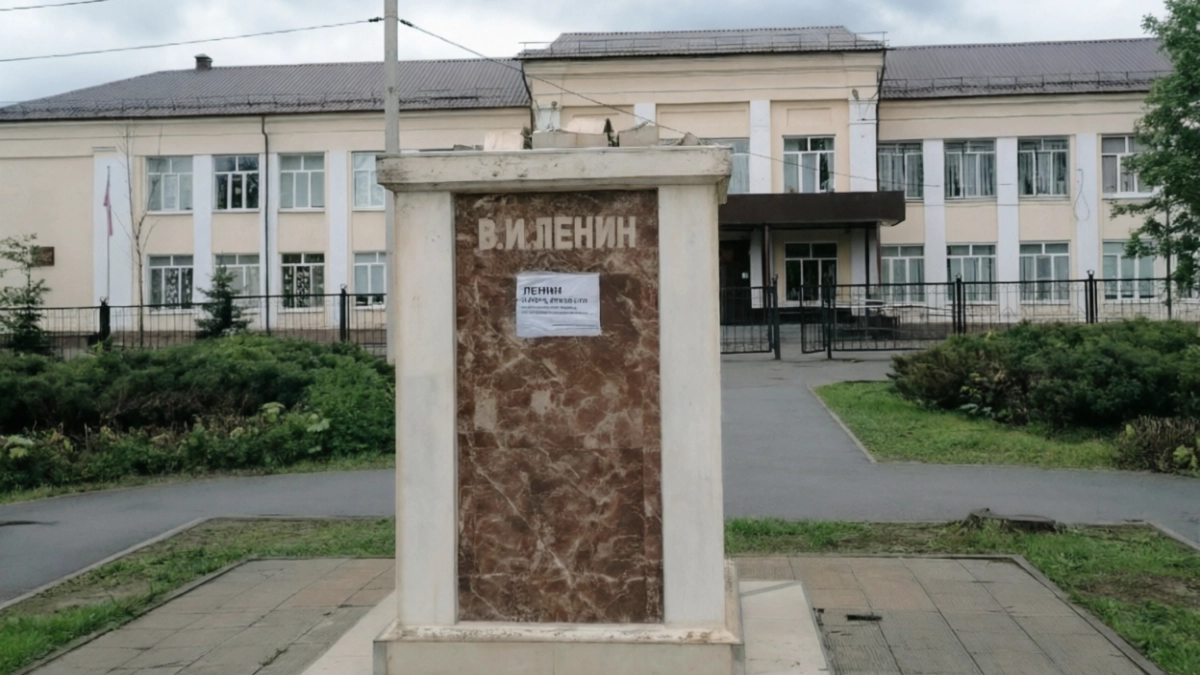 Липецкие коммунисты забрали скульптуру вождя на гарантийный ремонт