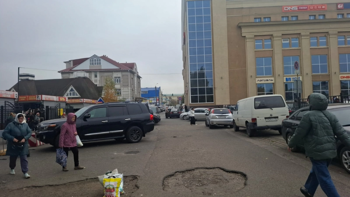 Два мусоровоза за день провалились в яму на улице Гагарина
