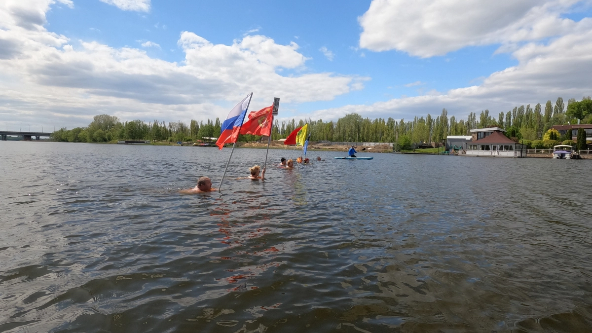 40 человек с флагами нырнули в реку в День Победы в Липецке