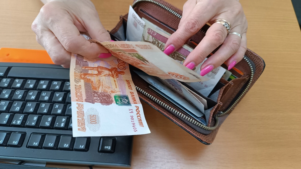 Льготы для пенсионеров после 65 лет в 2026 году: что реально положено и как это получить