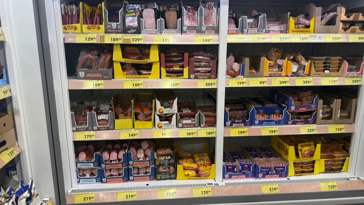 Подруга-продавец рассказала – вот зачем люди скупают в «Светофоре» по 15 палок колбасы и 15 кг сосисок
