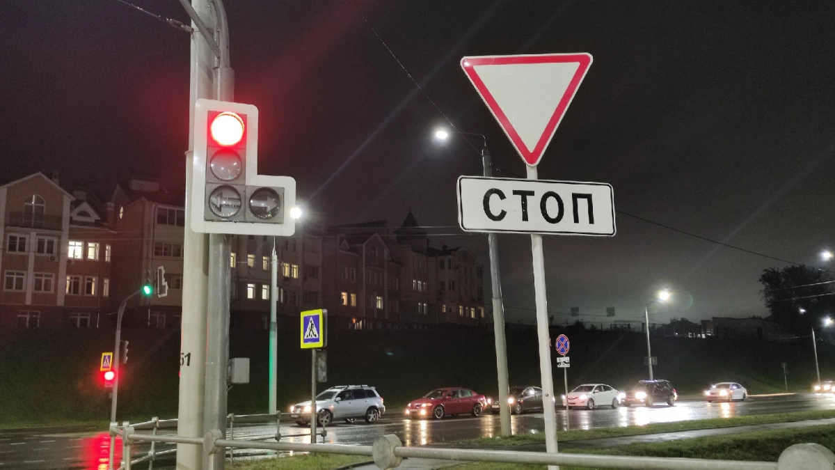 В ГАИ дали чёткий ответ - что делать, если водитель уже пересек стоп-линию и загорелся красный сигнал светофора