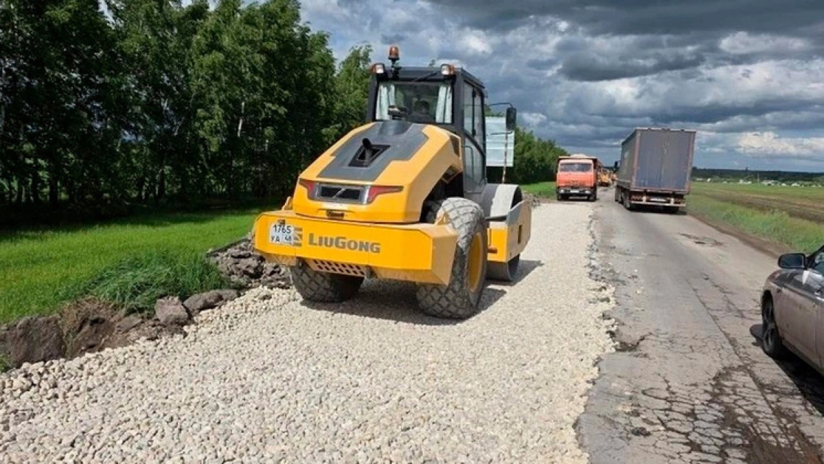 На въезде в регион со стороны Курска ремонтируют дорогу