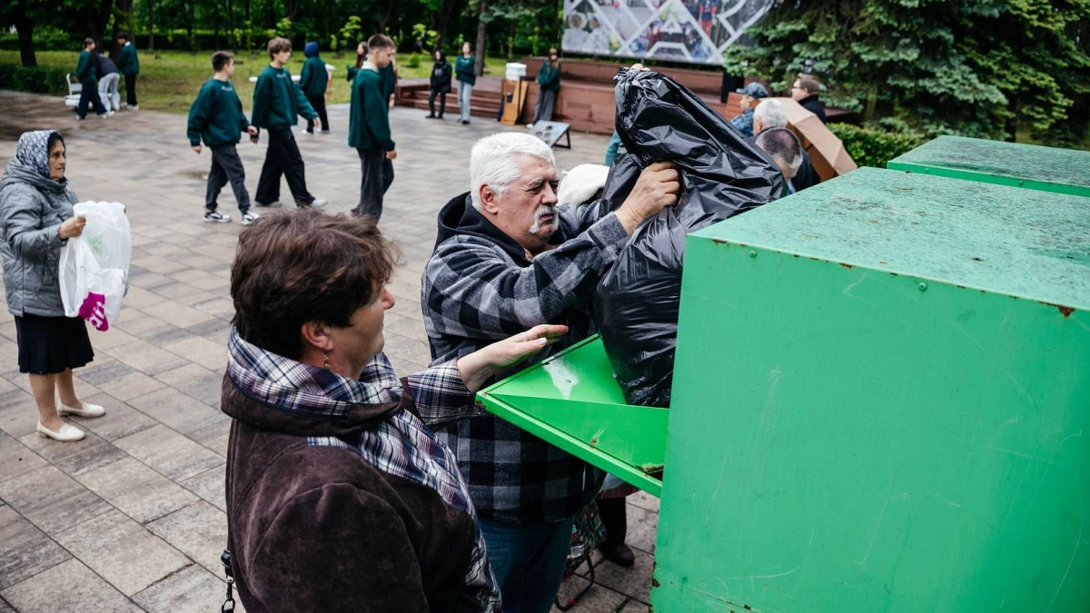 Жители «Быханового сада» за полчаса собрали 5 тонн текстиля