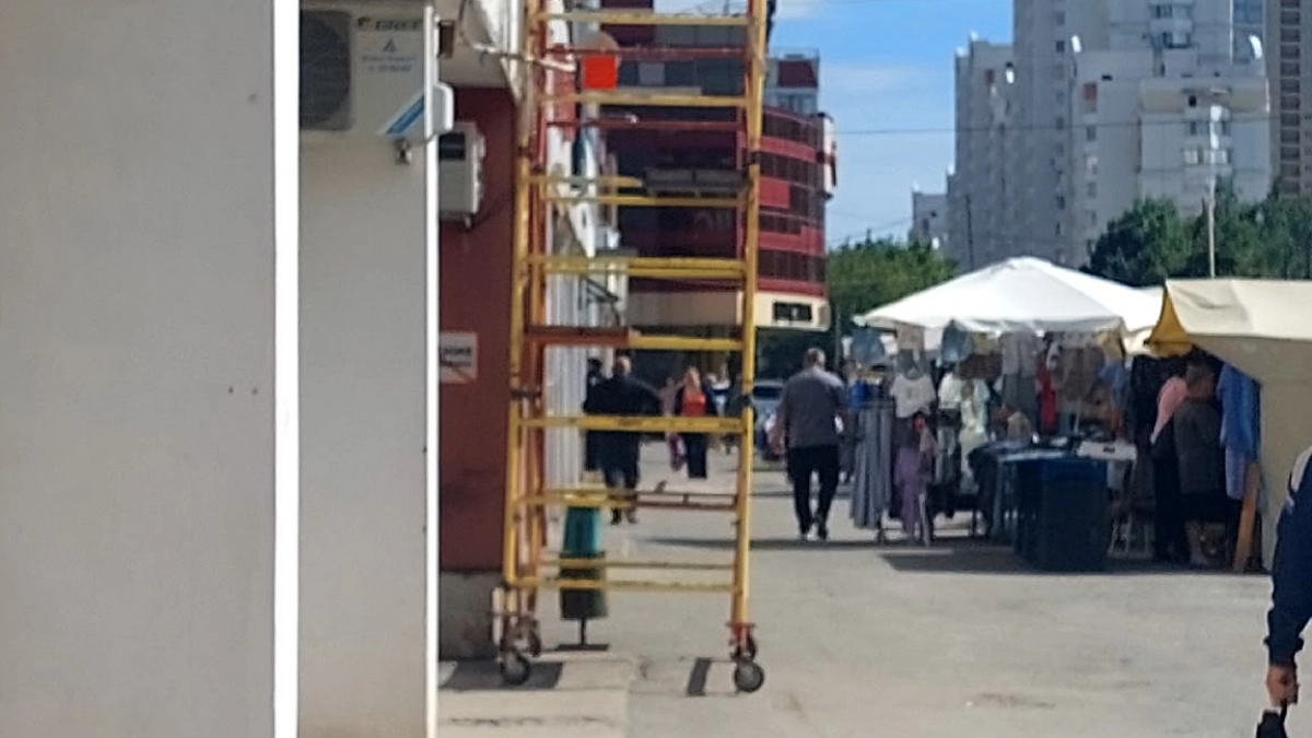Палатки закрыли витрины магазинов на Октябрьском рынке
