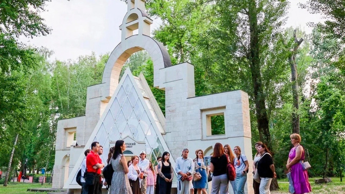 В центре Липецка провели прогулку для тех, кто хочет узнать город заново