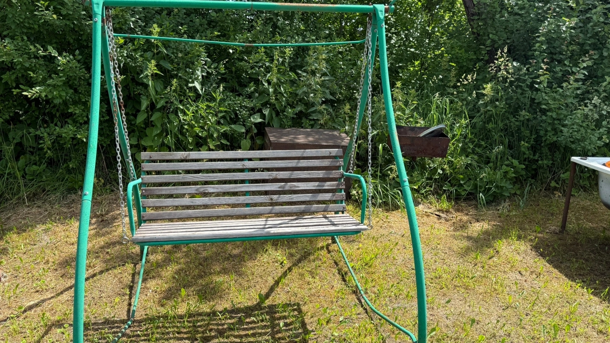 Уголок для летних посиделок за копейки: делаю патио из поддонов и щебня за выходные