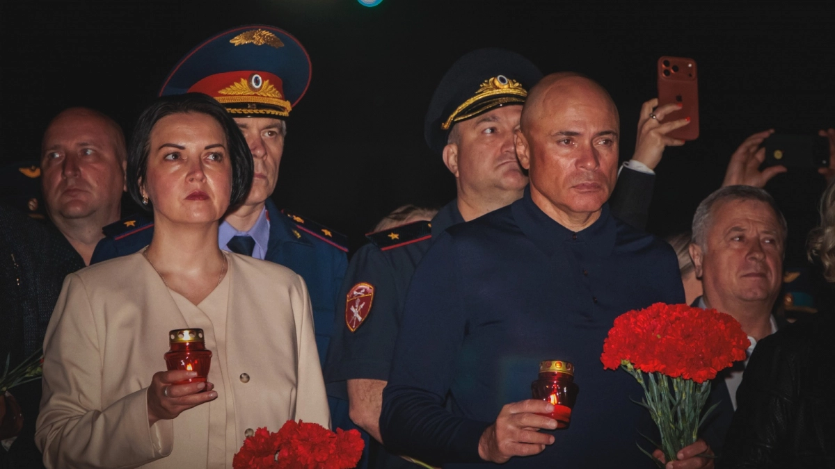 На площади Героев прошло шествие с лампадками в честь Дня памяти