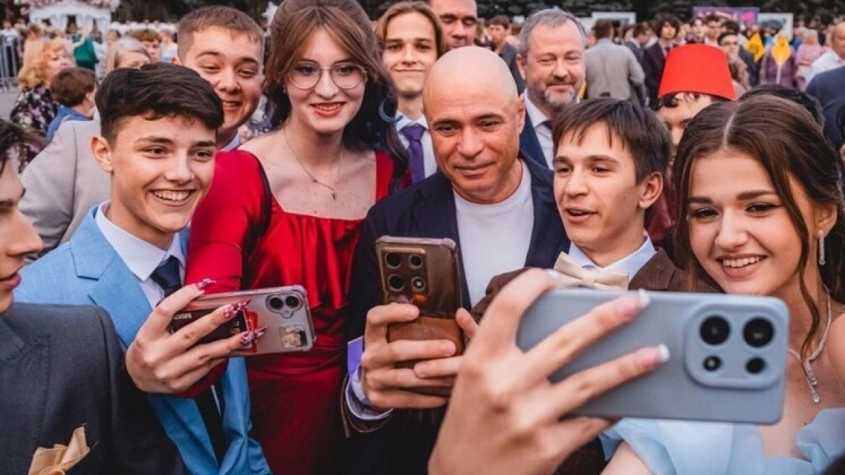 Губернатор Игорь Артамонов посетил общегородской выпускной «Липецкие зори»