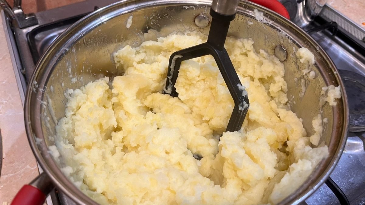 Раньше я просто отваривала картошку в воде, а теперь добавляю 3 продукта - и пюре получается как в ресторане - воздушным, без комочков