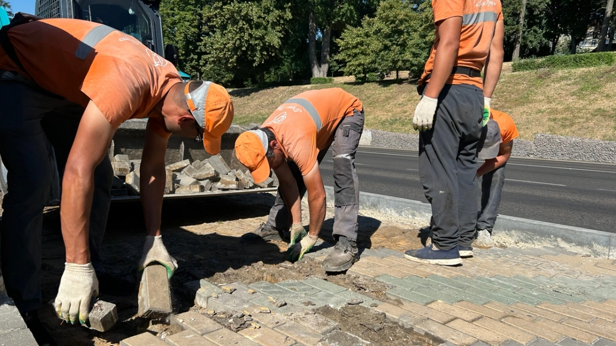 На Петровском спуске в Липецке начали менять тротуар