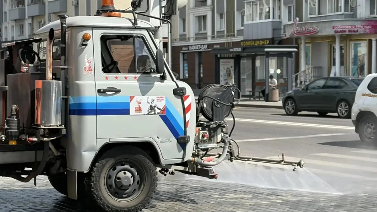 Липецкие коммунальщики поливают дороги при 30-градусной жаре