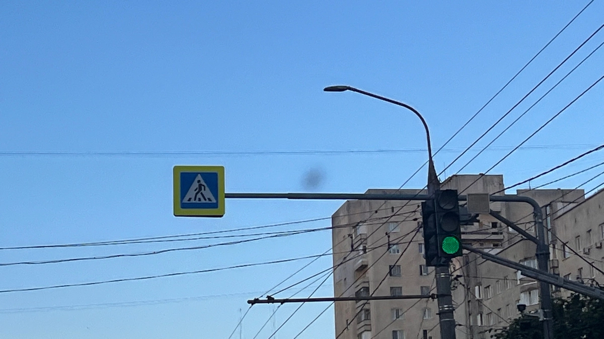 Основной зеленый и негорящая стрелка на светофоре: можно ли поворачивать